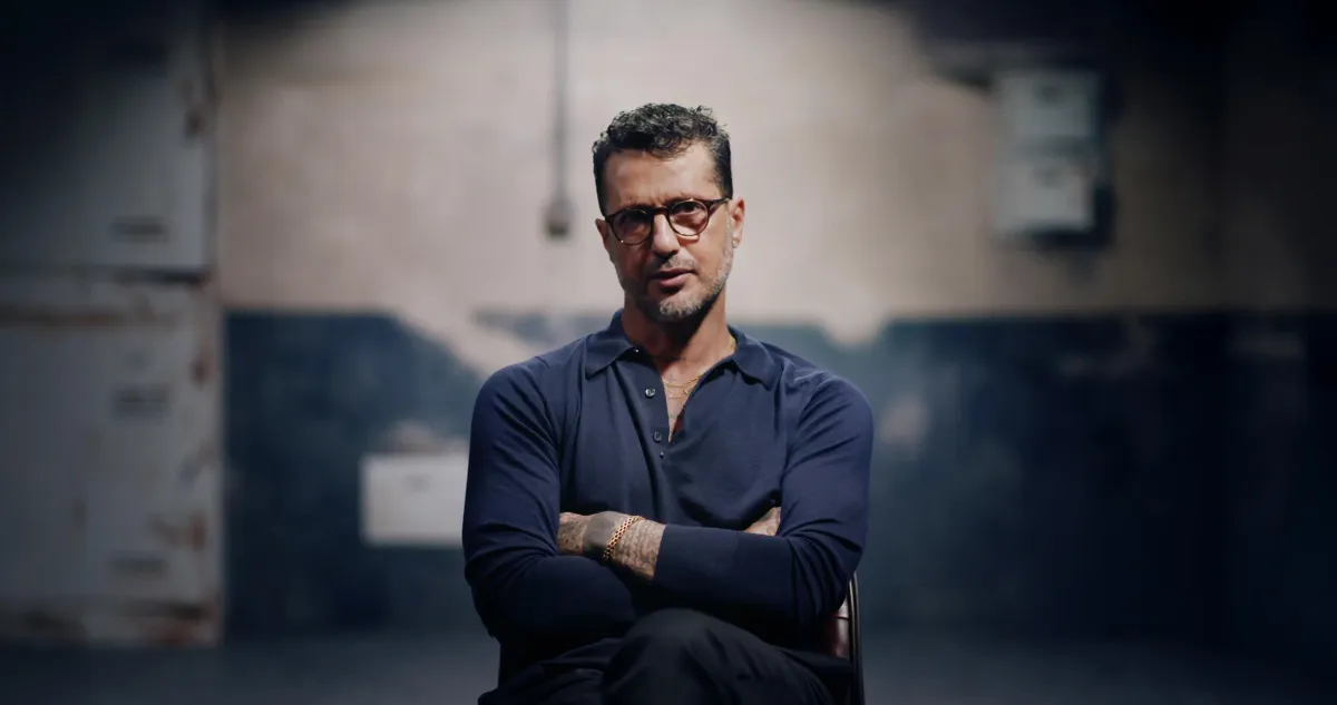 Perché Fabrizio Corona è indagato per revenge porn? Il caso Signorini e le foto intime a "Falsissimo"