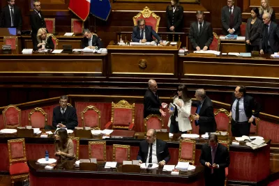 Cambia sesso a 13 anni, politica in tilt