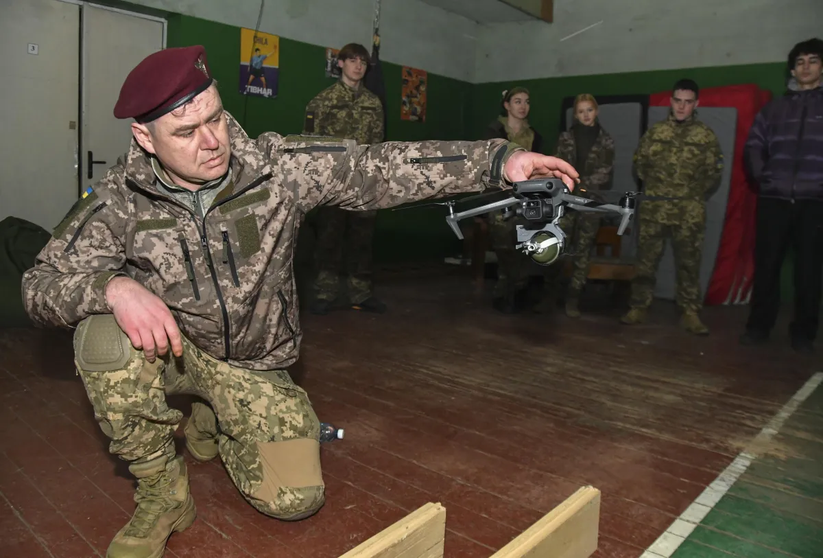 Travaglio sbeffeggia i giornaloni che avevano creduto al drone russo che volava in Italia