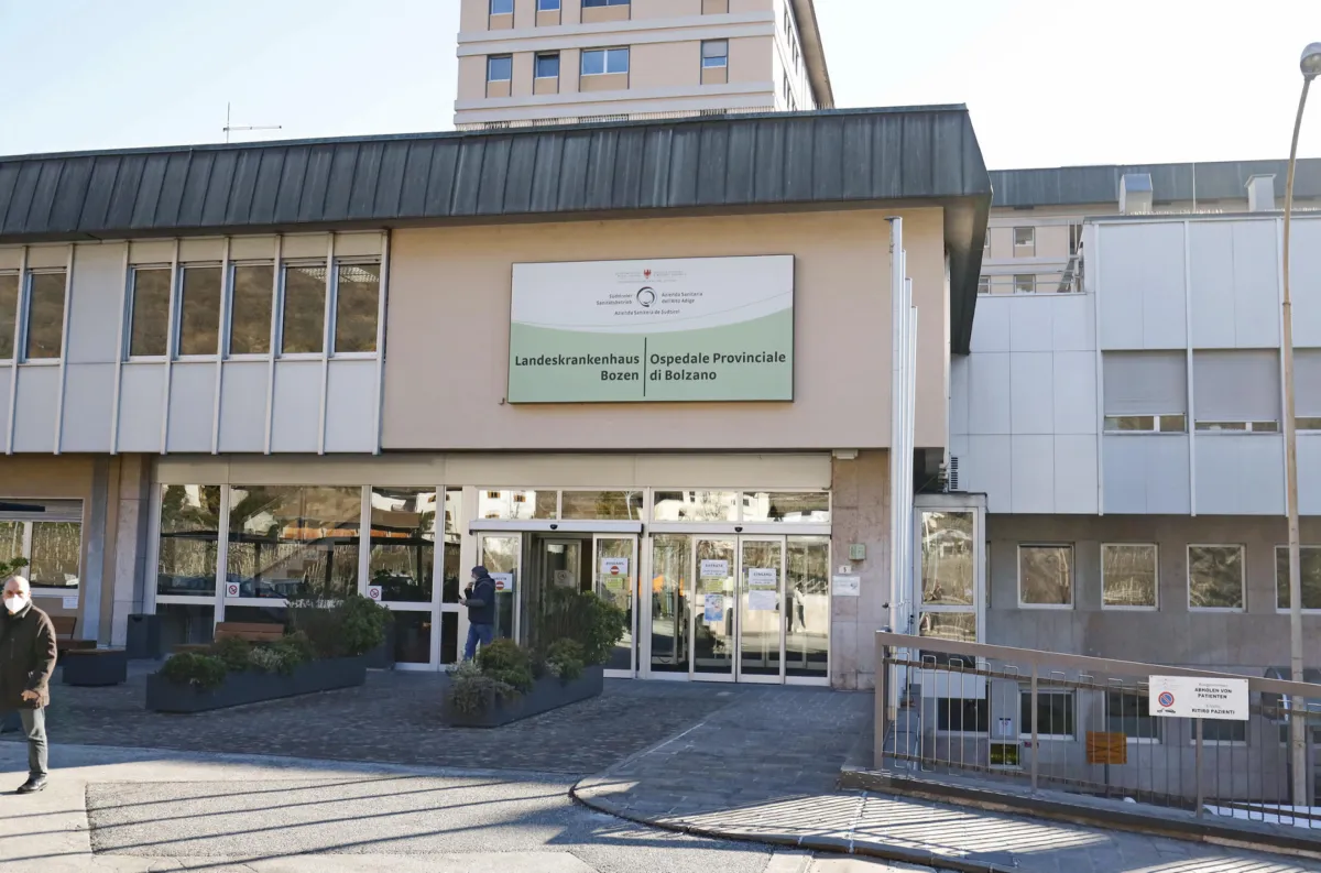 Dramma in Alto Adige: morto dopo una settimana di agonia il bimbo di 4 anni caduto in piscina a Curon