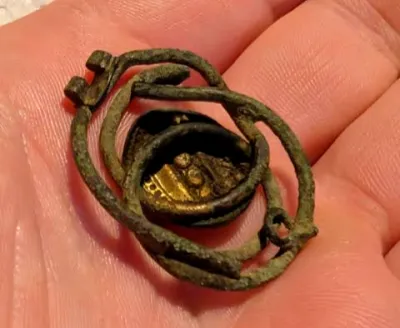 Il ritrovamento di un piccolo oggetto scuro che nasconde una simbologia profonda