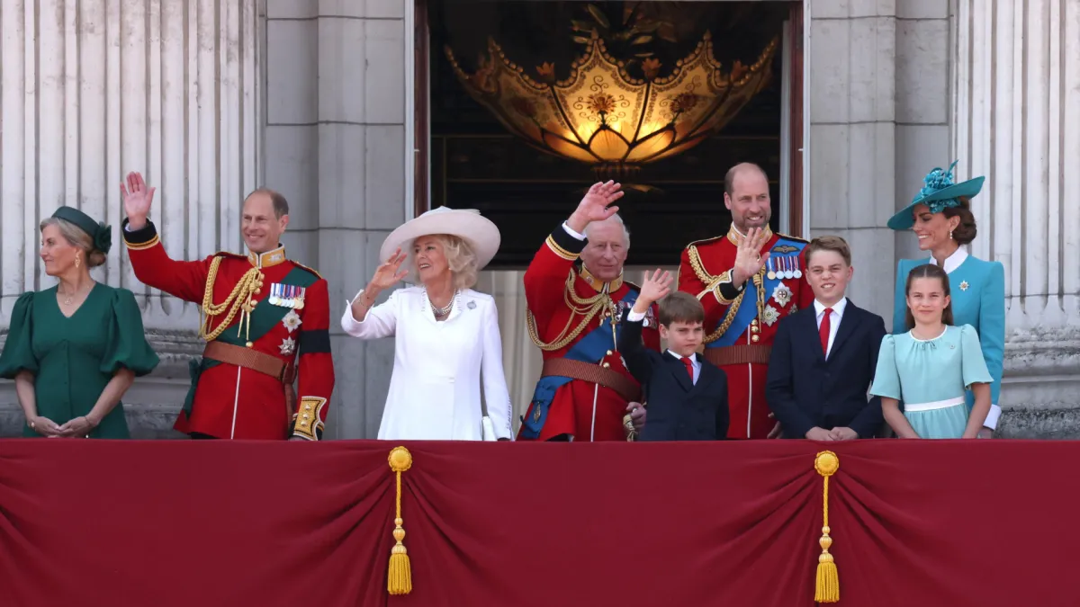 La Royal Family in versione spiritosa per Natale: ecco quali sono stati i regali "gag"