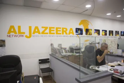 Israele, prorogata la legge che consente la chiusura dei media stranieri fino al 2027: il caso Al Jazeera 