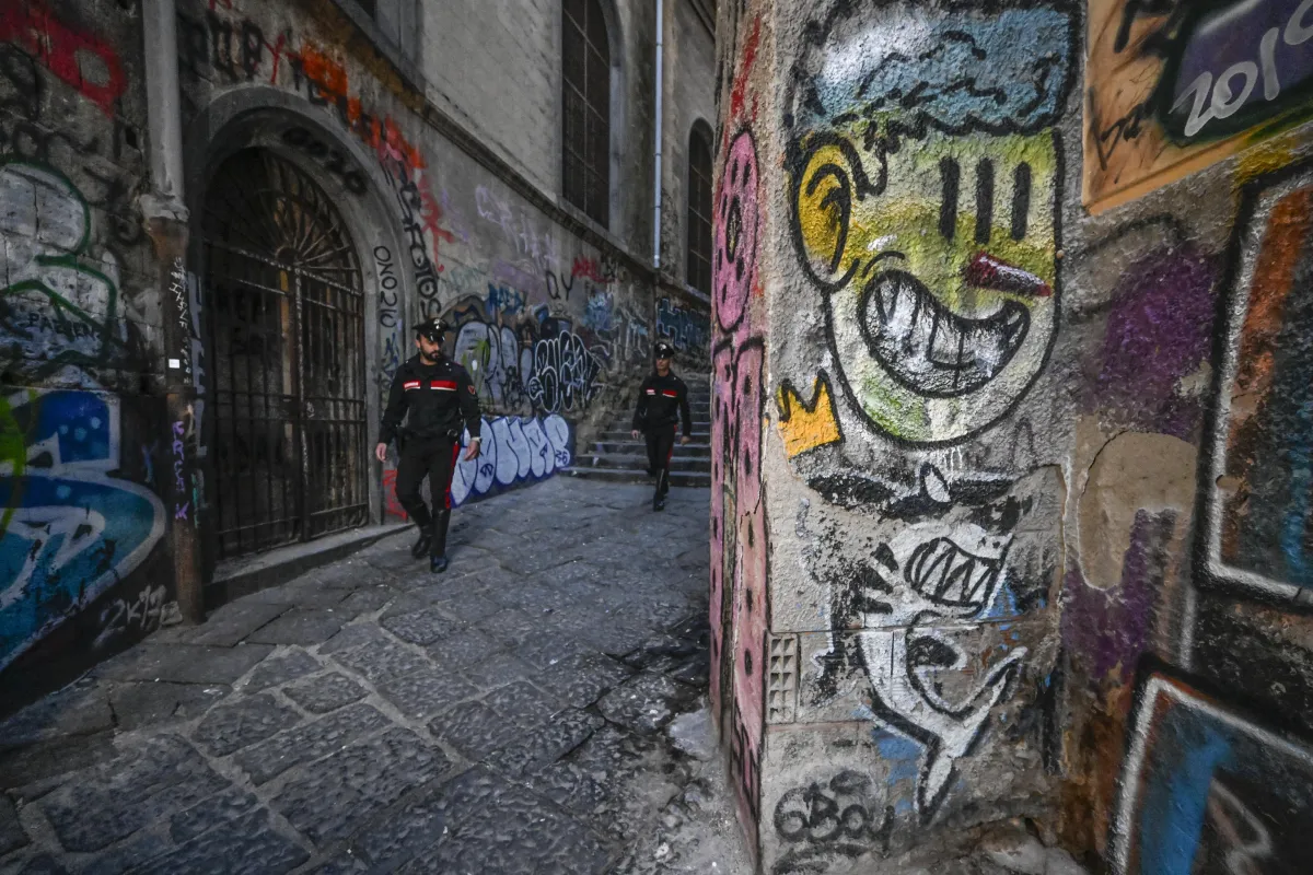 Napoli, 18enne accoltellato nella zona della movida: è grave. Caccia agli aggressori