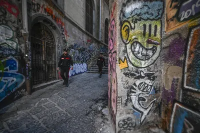 Napoli, 18enne accoltellato nella zona della movida: è grave. Caccia agli aggressori