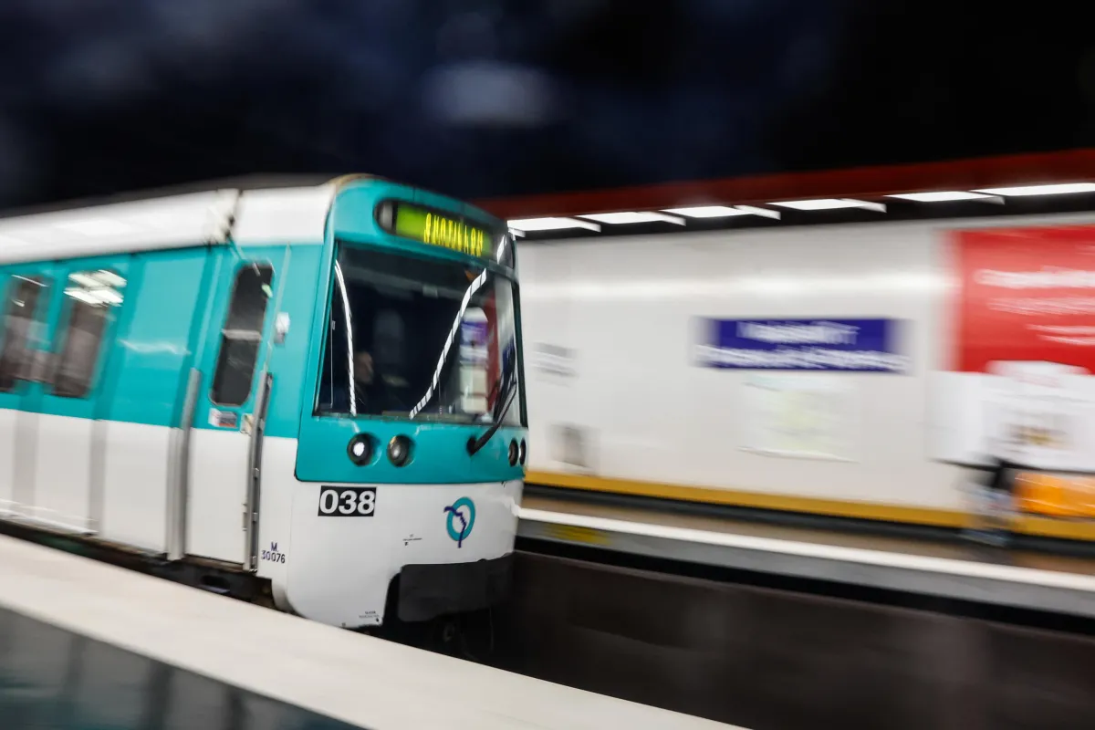 Parigi, attacco con coltello sulla metro: chi è il sospettato e cosa è successo