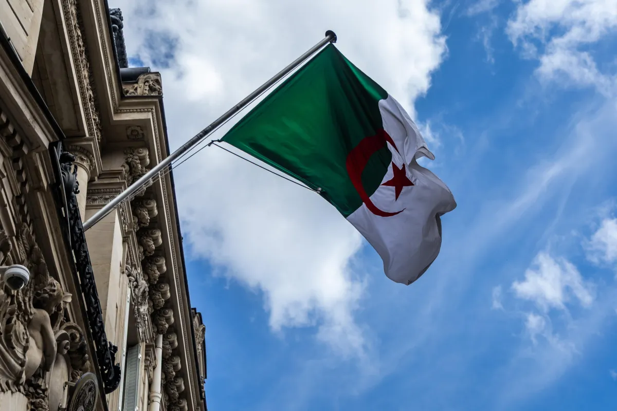 Algeria dichiara crimine la colonizzazione francese: legge storica e nuove sfide diplomatiche con Parigi