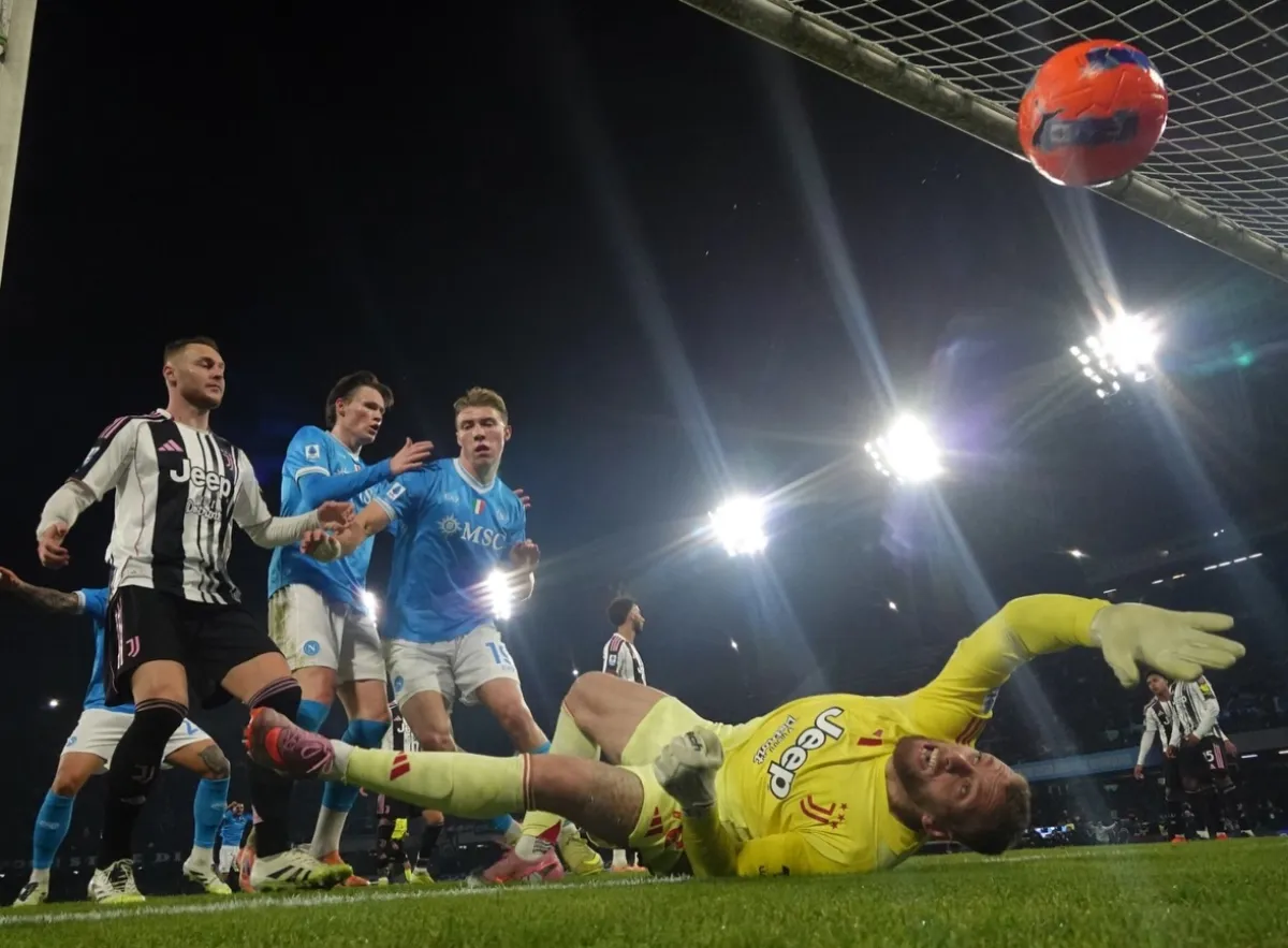 Finalmente va già in pensione il pallone da calcio arancione