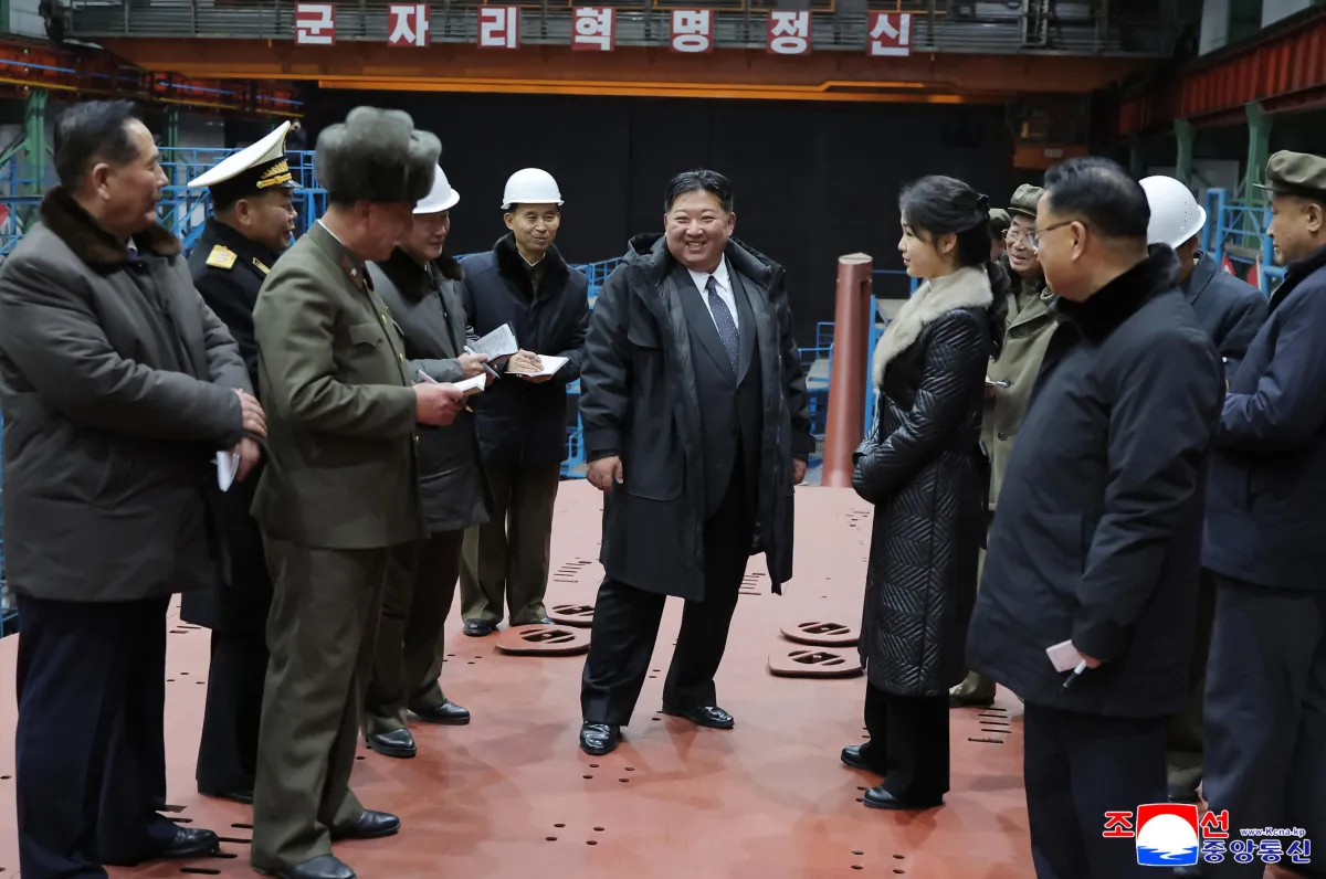Corea del Nord, Kim Jong-Un spinge sull’industria bellica: più missili e artiglieria per rafforzare la deterrenza