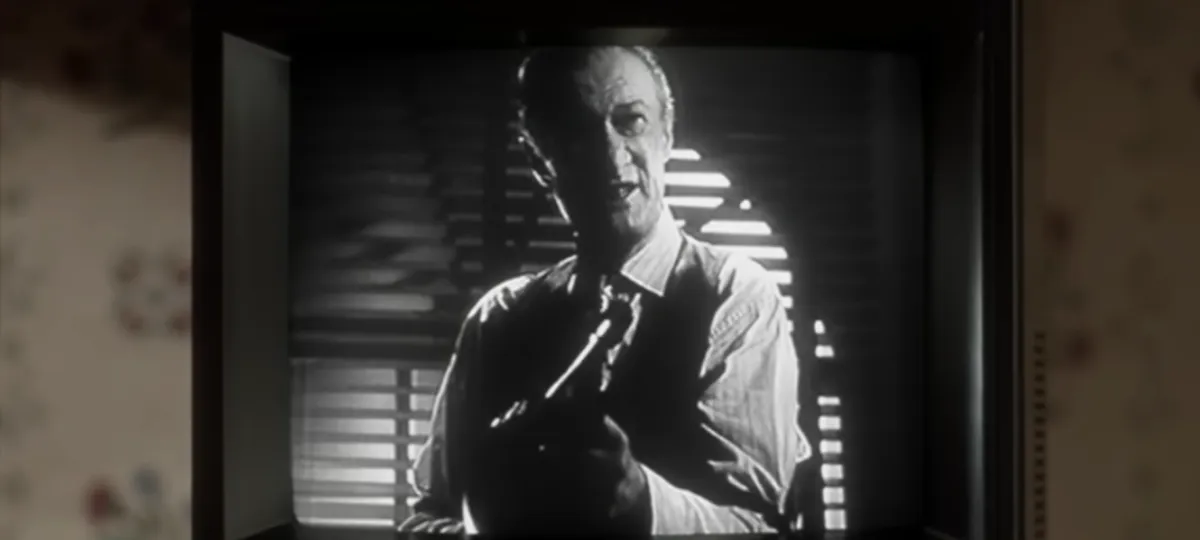 Qual è il film che Kevin guarda in "Mamma ho perso l'aereo" mentre inganna i ladri?