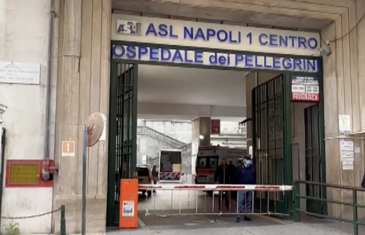 Napoli, 24enne perde tre dita per i botti: dimesso, torna in strada e si ferisce a un occhio 