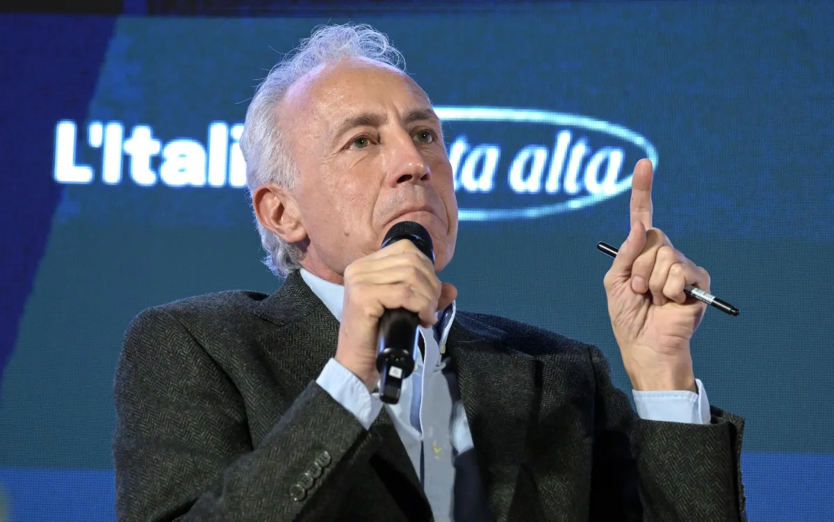 La lezione del professor Travaglio: ecco perché l'opposizione dovrebbe votare compatta per il no alle armi