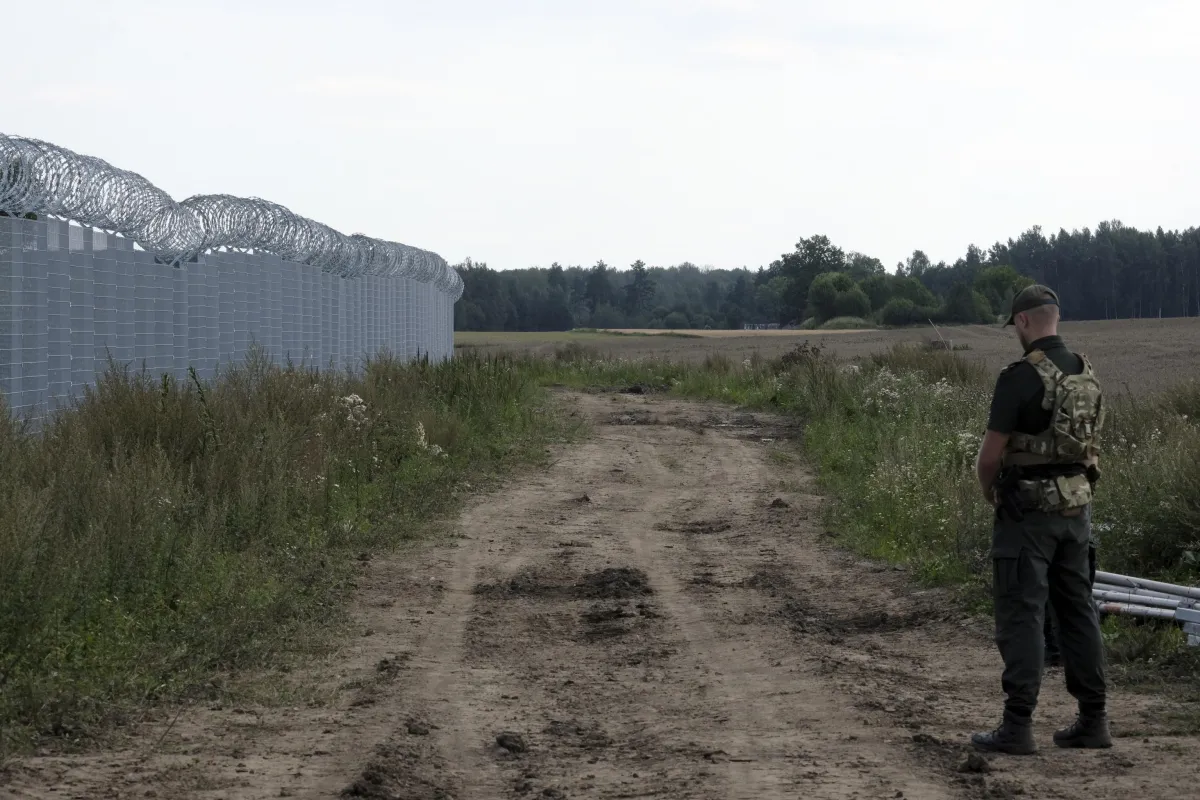 La Lettonia completa la recinzione di 280 km al confine con la Russia: in corso un ulteriore rafforzamento dell'infrastruttura