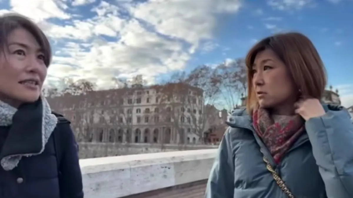 Giapponesi che spazzano Ponte Sisto per rispetto della bellezza