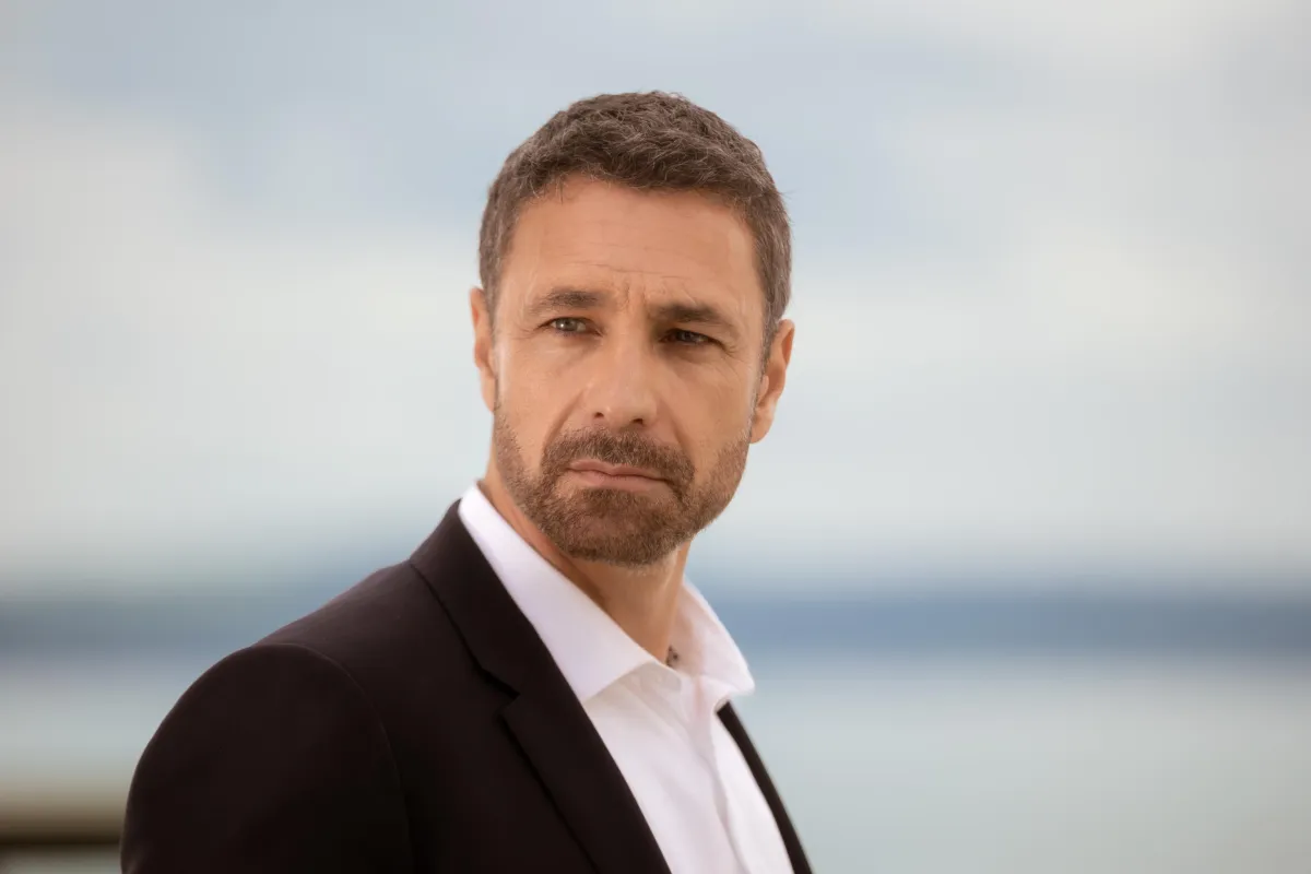 Raoul Bova sul set di Don Matteo: come ha affrontato i gossip e le novità sul suo personaggio