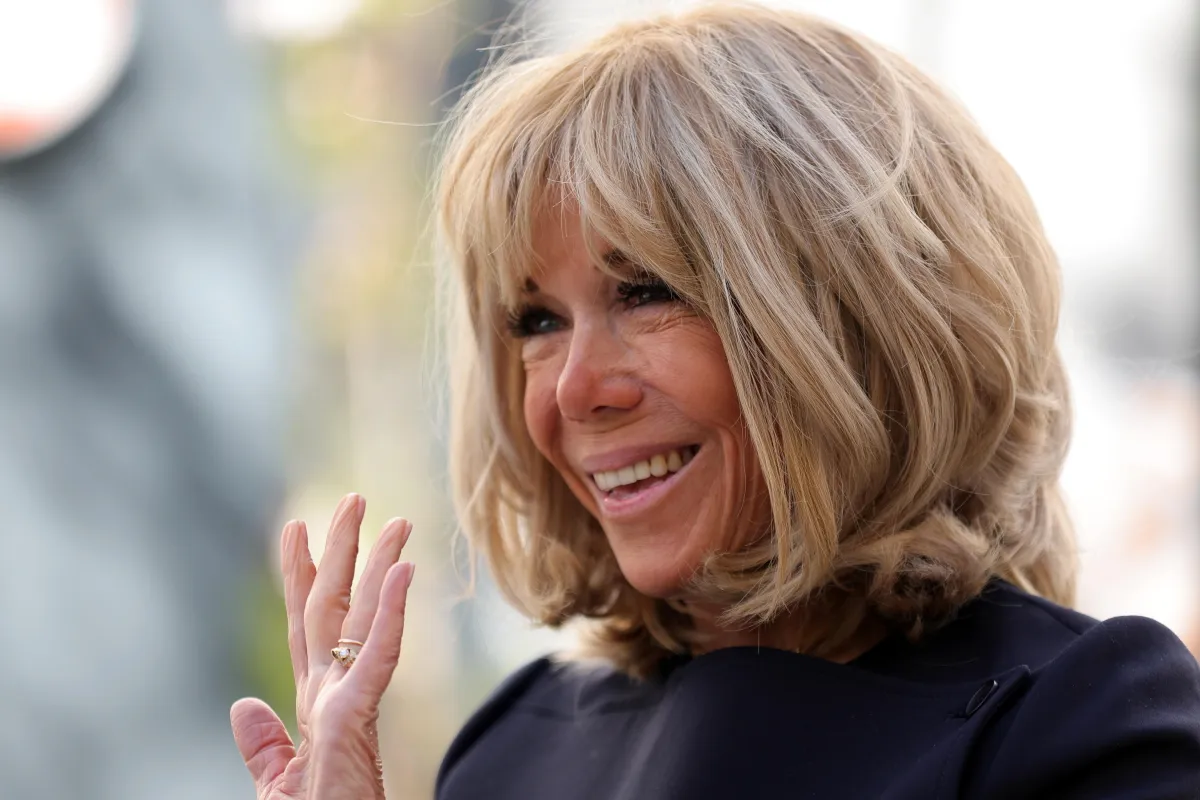 Francia, 10 condanne per chi ha diffuso commenti offensivi e teorie false online su Brigitte Macron