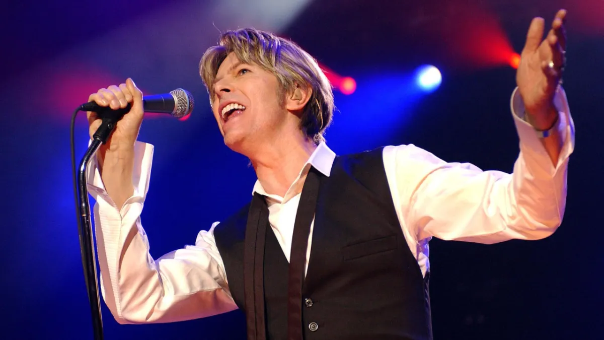 Le origini di David Bowie: chi erano i suoi genitori? La nascita del mito