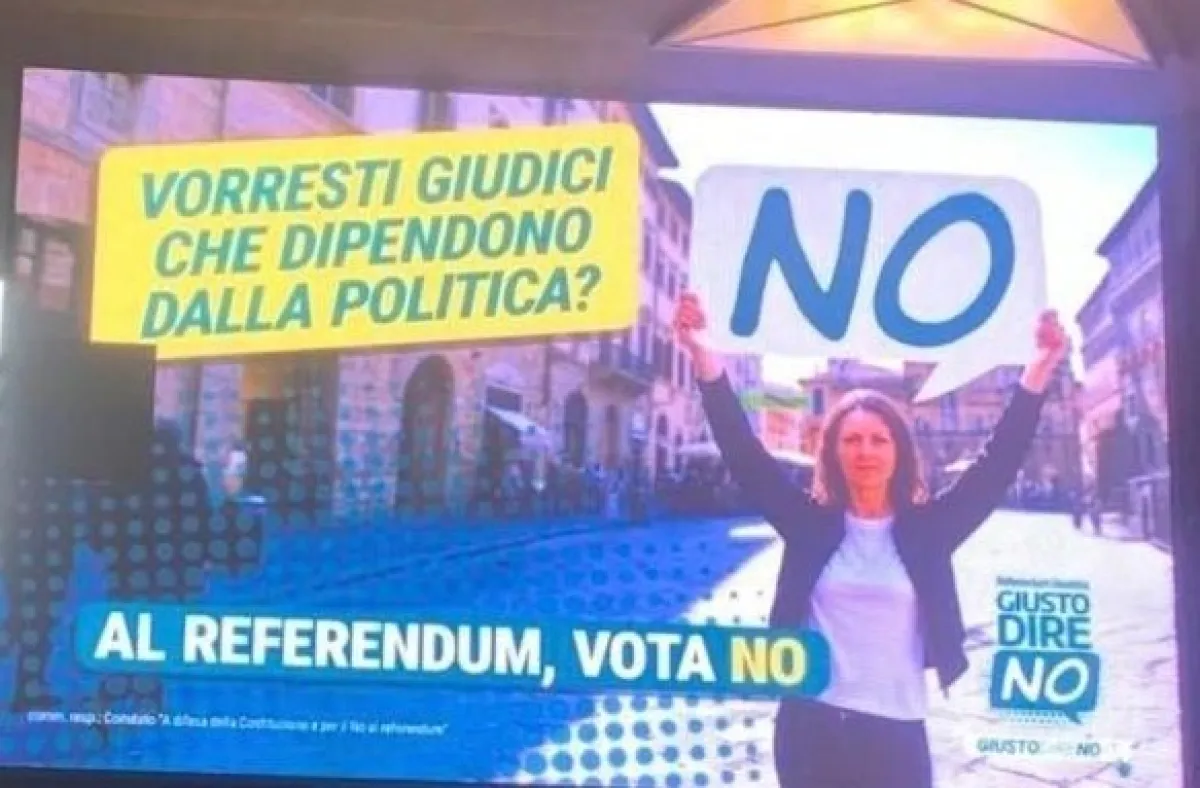 Travaglio difende il manifesto del comitato per il No al referendum: "Manda ai matti i trombettieri del sì"