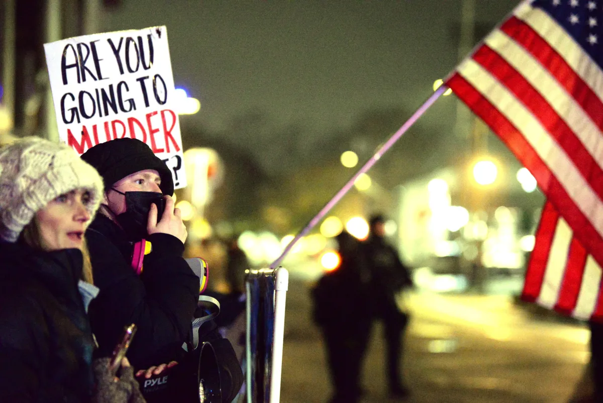 Sparatoria a Portland, ferite due persone: alta tensione dopo l'uccisione di Rene Good a Minneapolis
