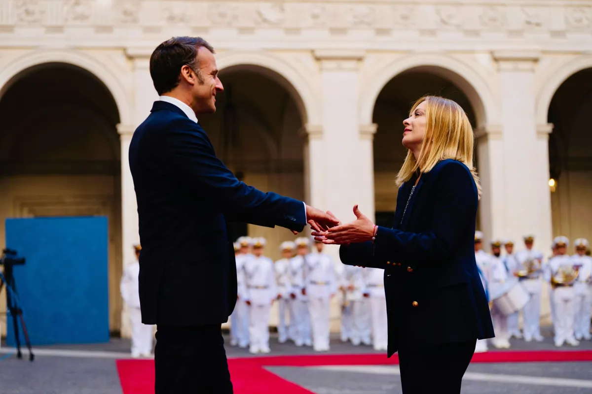 Incredibile Meloni: sulla guerra in Ucraina, per la prima volta dà ragione a Macron