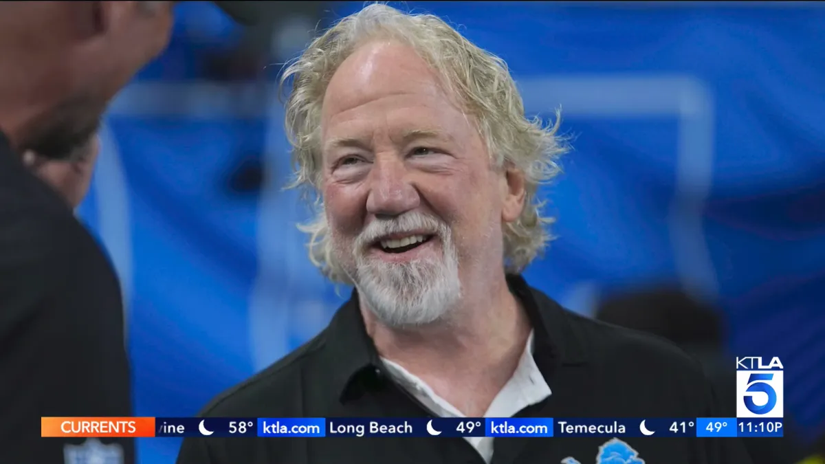 "West Wing", l'attore Timothy Busfield accusato di abusi su minori: cosa sta succedendo