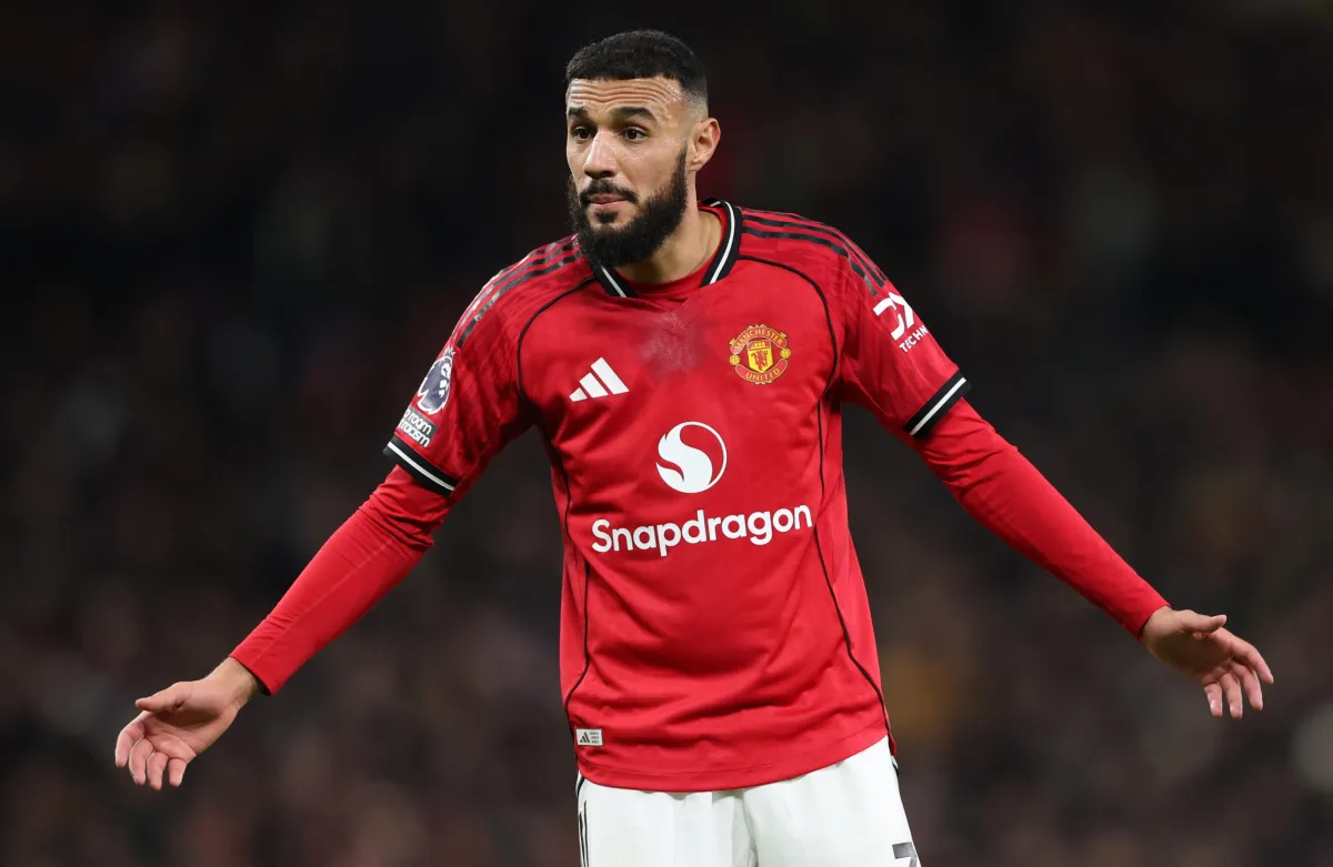 Chi è Mazraoui, il terzino del Manchester United seguito dalla Juventus