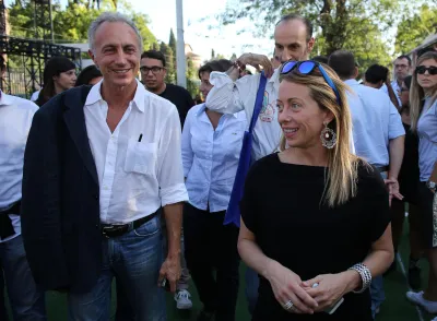 Il mondo sottosopra: Travaglio, per la guerra in Ucraina, è d'accordo con Meloni ed è contro il Pd