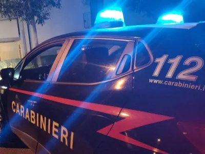 Bassano del Grappa, fratelli di 18 e 21 anni adescavano uomini online per rapinarli: arrestati 