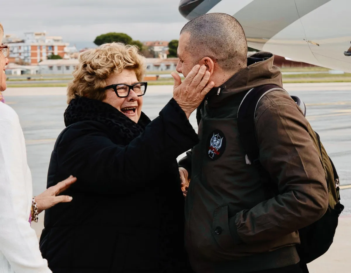 Trentini e Burlò sono tornati, ad accoglierli a Ciampino anche Meloni e Tajani