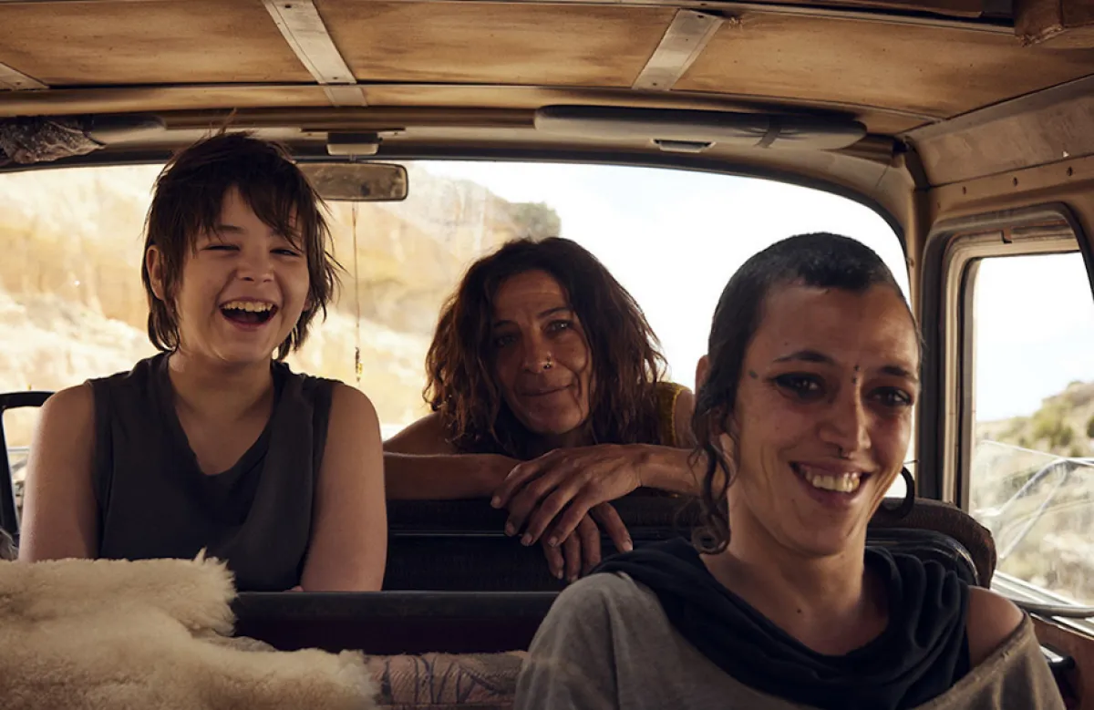 Sirāt: il fim sensazionalistico di Oliver Laxe si smarrisce proprio nel deserto in cui è ambientato