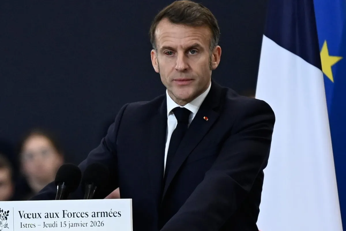 Francia, Macron spinge per il riarmo e lancia l’allarme: “Siamo alla portata dei missili russi”