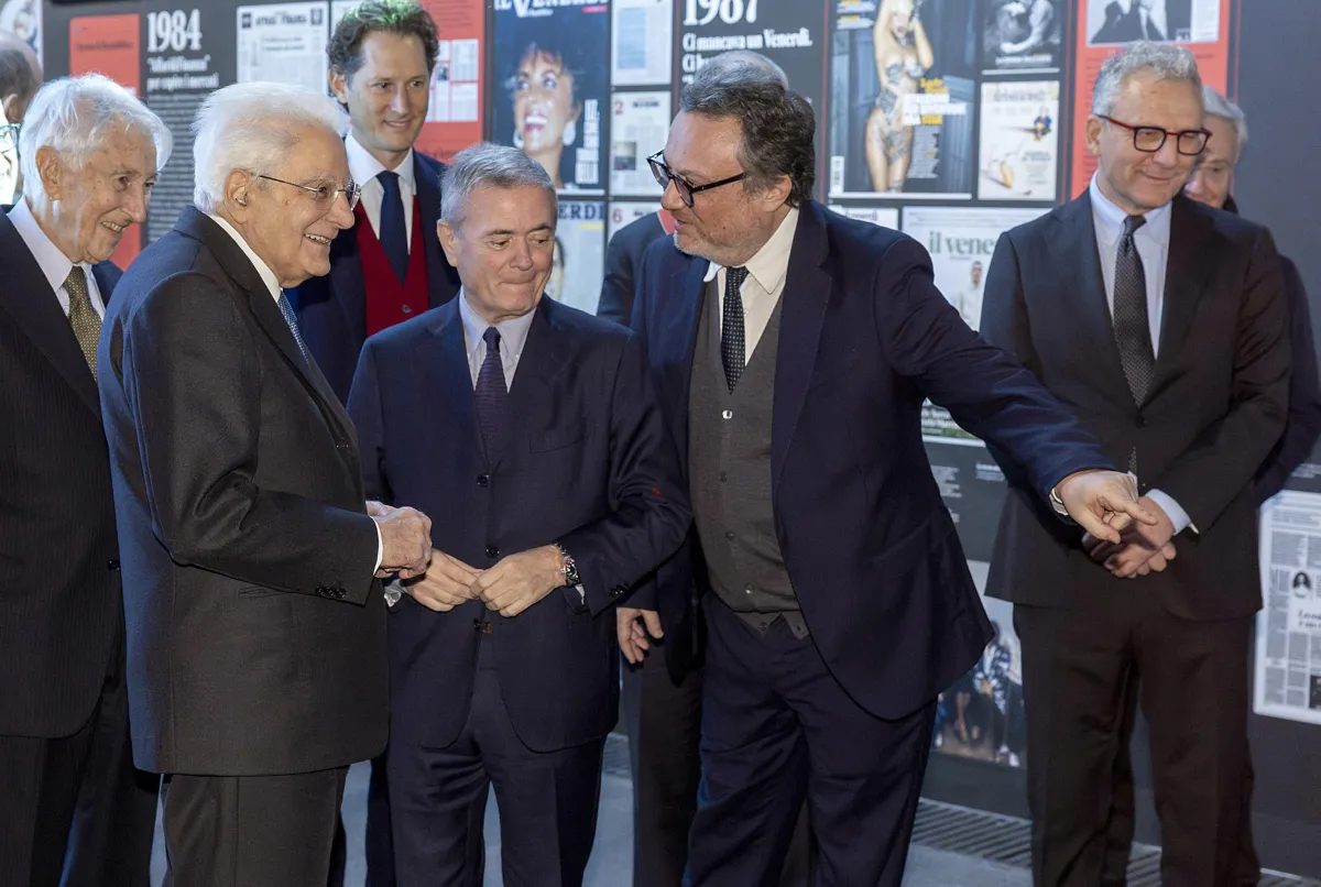 Perché i giornalisti di Repubblica hanno fischiato John Elkann alla festa dei 50 anni del giornale