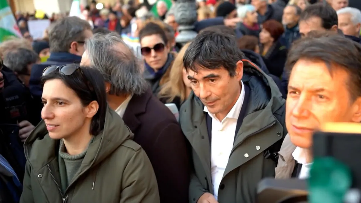 Iran, Pd-M5S-Avs in piazza a Roma da "separati in casa": frecciate a Conte che replica: "Mancata unità Parlamento? Una strumentalizzazione"