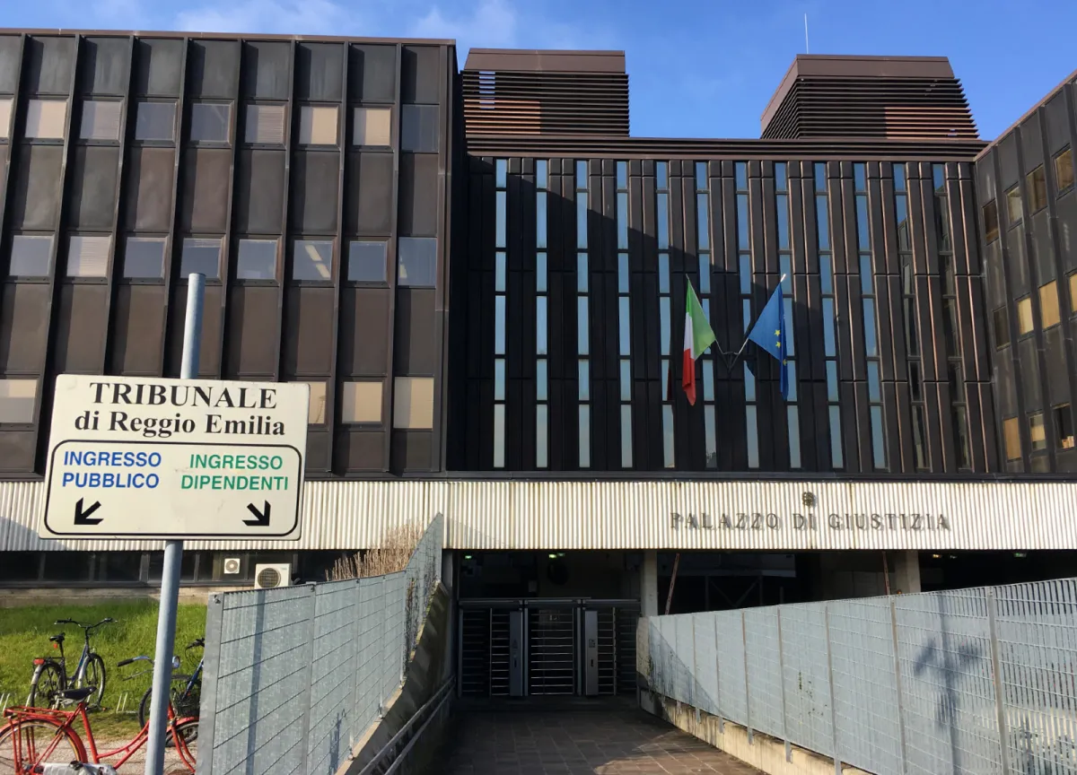 Reggio Emilia, abusi sessuali su otto alunne minorenni: indagato un giovane collaboratore scolastico 