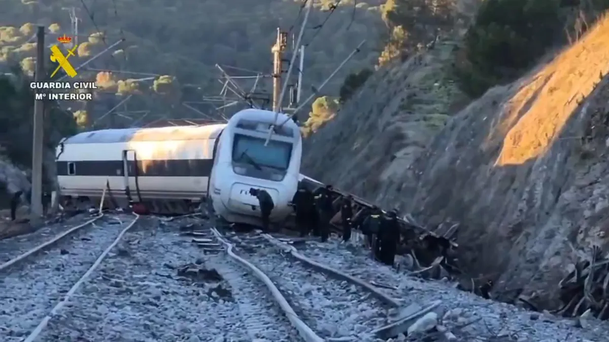 Incidente ferroviario in Spagna, deragliati due treni ad alta velocità: almeno 39 morti. Cos’è successo
