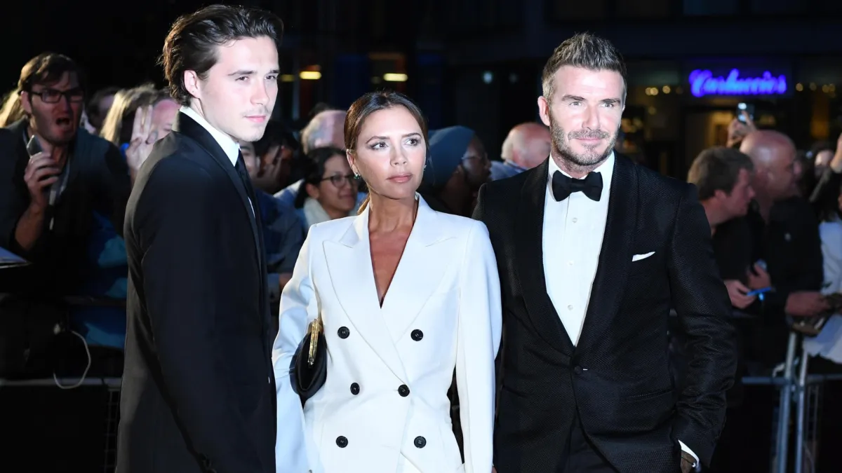 Brooklyn Peltz-Beckham accusa i genitori: i meme sul matrimonio e il controllo di David e Victoria