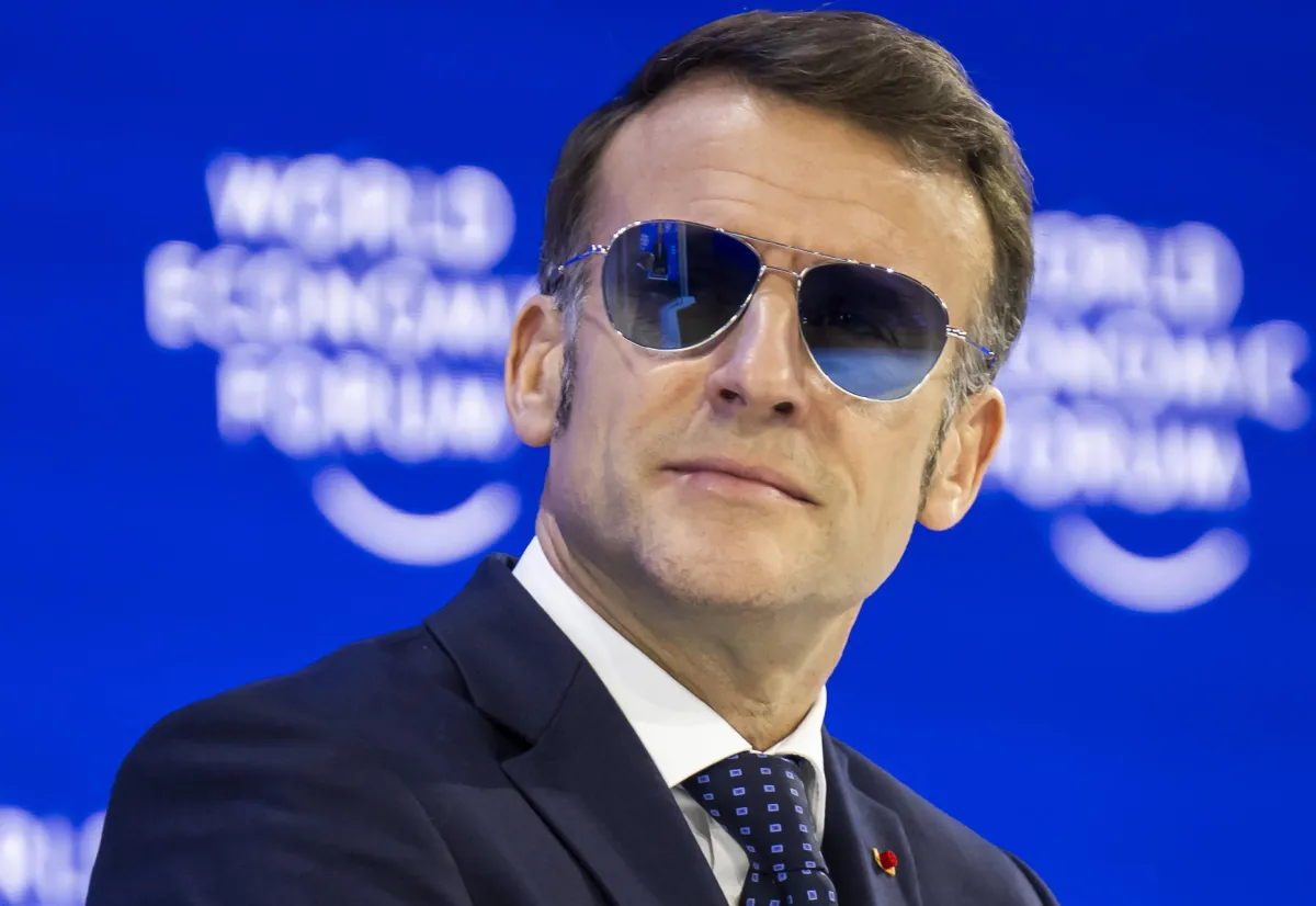 Davos 2026, Macron in stile Top Gun sfida i dazi di Trump e lancia l'allerta contro il “nuovo imperialismo”