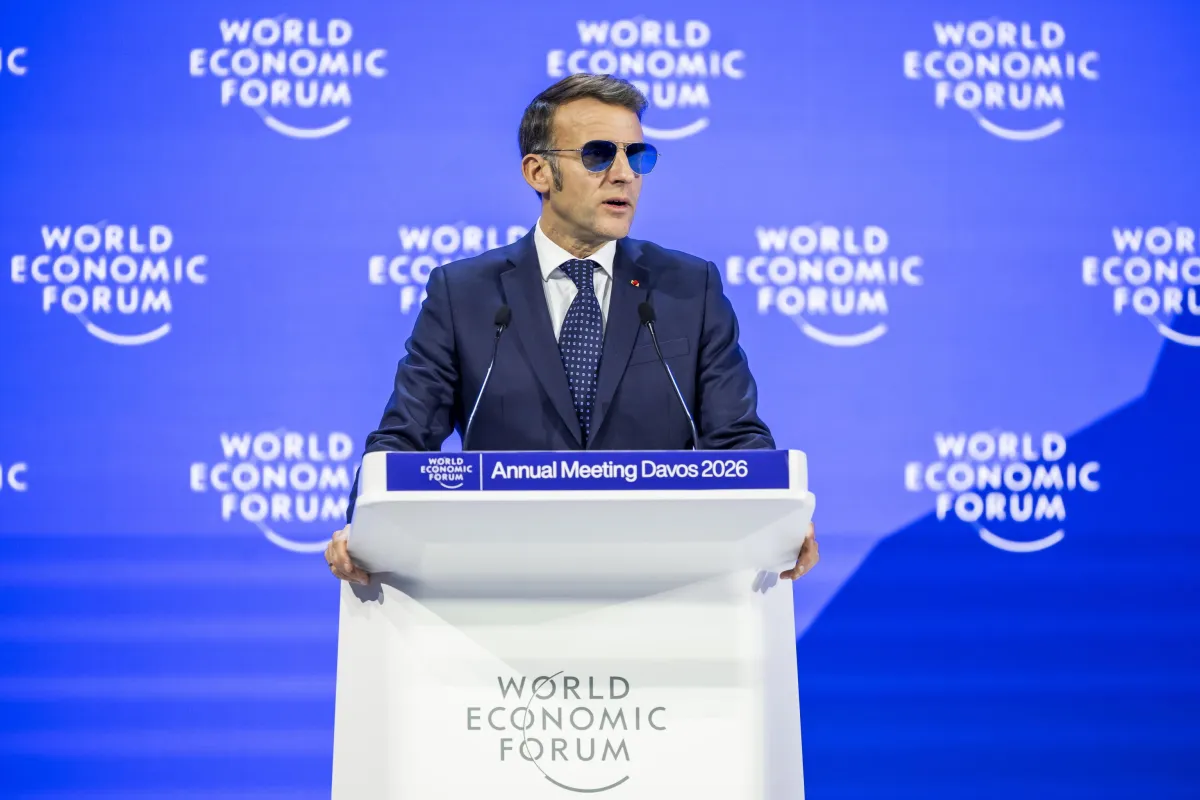 Perché Macron indossa gli occhiali da sole al World Economic Forum di Davos 2026
