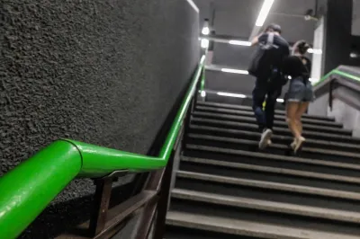 Violenta aggressione in metro a Milano: 15enne colpisce due coetanei con una roncola, arrestato