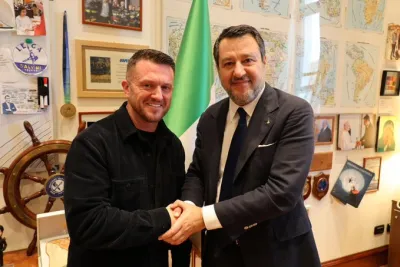 Chi è Tommy Robinson, il "neonazi" che ha incontrato Matteo Salvini
