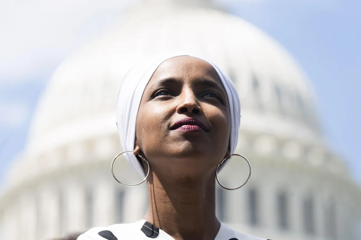 Chi è Ilhan Omar, dalla Somalia al Congresso degli Stati Uniti: biografia e ascesa politica della deputata americana