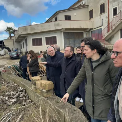 “Non prendiamo lezioni da chi ha la fiamma nel simbolo”: Elly Schlein “detta” la linea della sinistra 