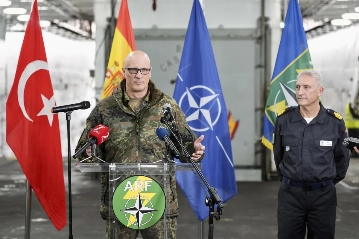 Elena Basile spiega perché bisognerebbe liberarsi dalla Nato e porre fine all'involuzione autoritaria dell'Occidente