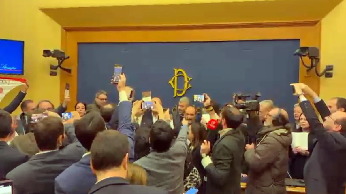 “Bella Ciao” e Costituzione: così il centrosinistra blocca la conferenza dell’estrema destra sulla remigrazione