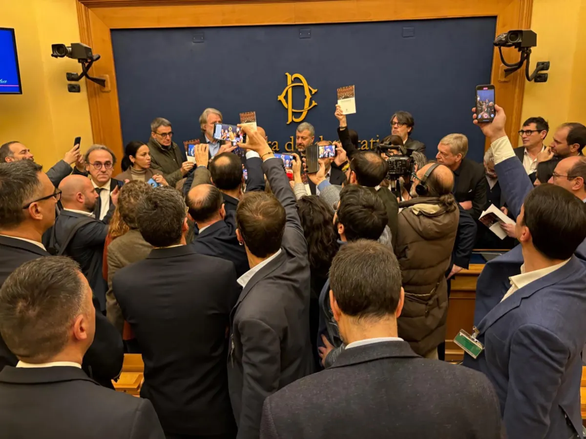 A tappare la bocca a CasaPound alla Camera sono stati i "maranza rossi": ecco chi ha lanciato l'accusa