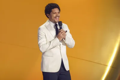 Trevor Noah fa arrabbiare Trump con una battuta ai Grammy: il tycoon minaccia causa contro il comico