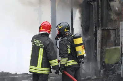 Tragedia a Massa, 62enne muore nell'incendio della sua abitazione: grave la moglie, feriti tre soccorritori