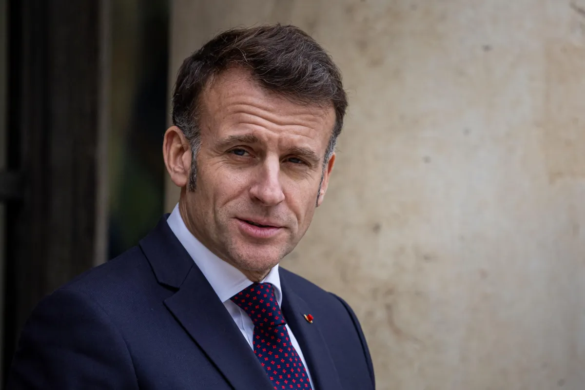 Macron apre al dialogo Europa-Russia: al via i preparativi per riprendere i colloqui, ma ribadisce il pieno sostegno all’Ucraina