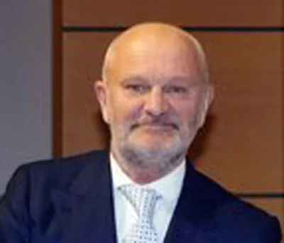 Clamoroso: Andrea Pucci rinuncia a Sanremo:  La parola fascista non dovrebbe esistere più . Il commento di Giorgia Meloni