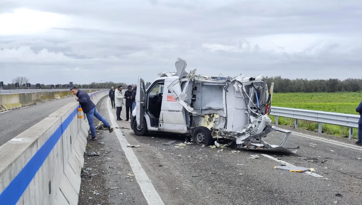 Assaltano un portavalori sulla Lecce-Brindisi: due fermati dopo lo scontro a fuoco con i carabinieri